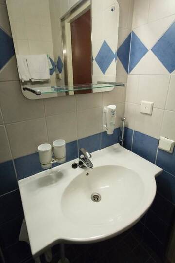 Фото номера Двухместный номер с 2 отдельными кроватями Отель Hotelli Pesti г. Паркано 9